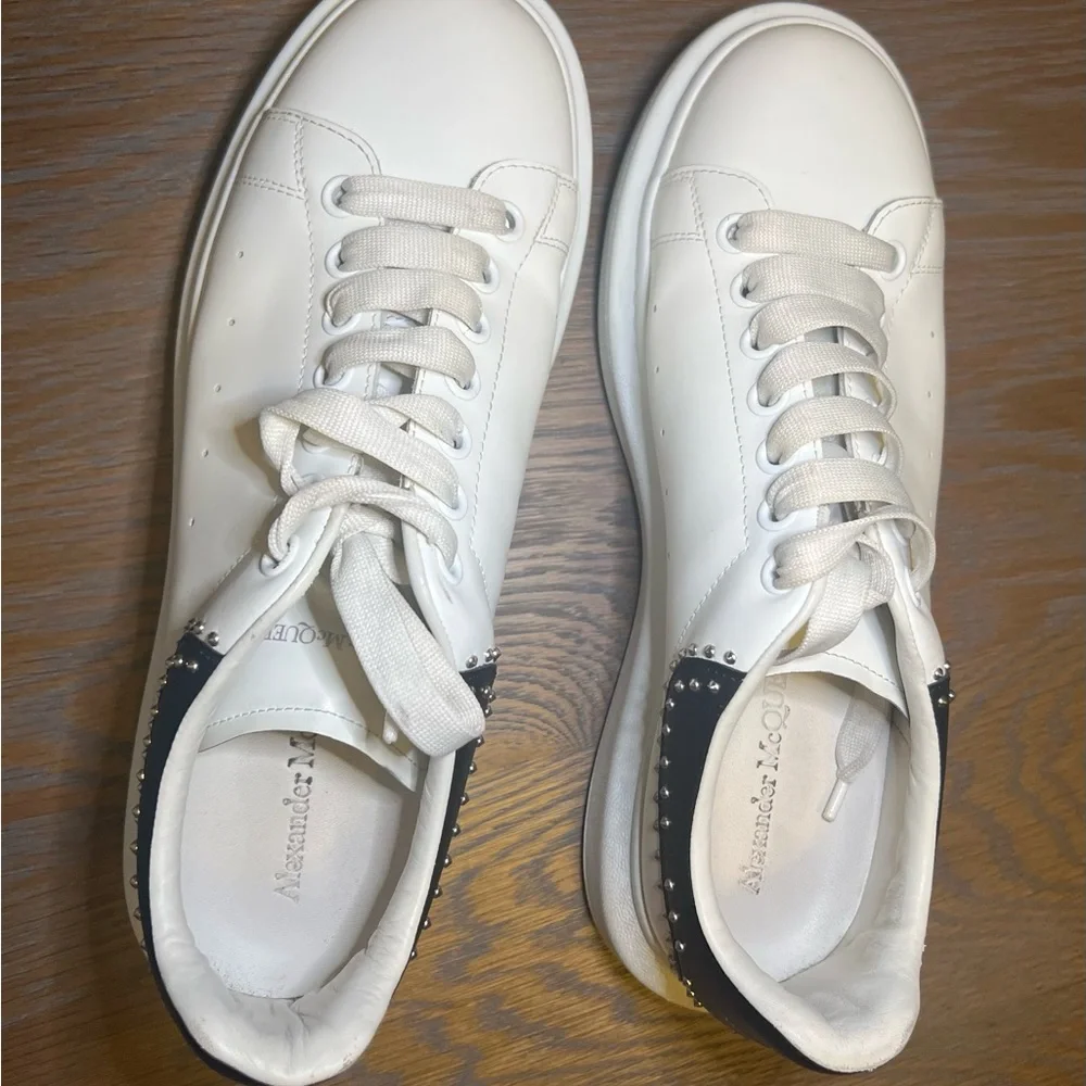 Alexander McQueen White and Black Athletic Shoes Sleek Design - Picture 7 of 11